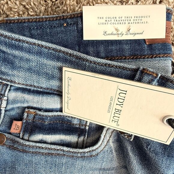 NWT Judy Blue Mid-Rise Capri Jeans - Picture 3 of 8